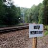 "Kein Zutritt": Ein Schild steht  an der Bahnstrecke zwischen Breslau (Wroclaw) und Waldenburg (Walbrzych) in Polen bei Kilometerpunkt 61.