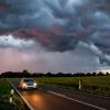 Gerade im Sommer nicht unüblich: Ein Unwetter mit Blitz und Donner naht. Im Auto ist man dabei aber zumindest vor den Auswirkungen eines Blitzschlages sehr geschützt.