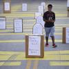 Symbolische Grabsteine aus Pappkartons erinnern an Schwarze, die Opfer von Polizeigewalt in den USA geworden sind.