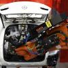 Ein Roboterarm von Kuka im Mercedes-Benz-Werk in Bremen setzt eine Batterie in ein C-Klasse Hybrid Modell.
