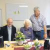 Heimleiter Robert Frank (rechts) und 2. Bürgermeister Johann Bröll gratulierten Helene Richter zum 99. Geburtstag. 