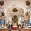 Innenraum der Pfarrkirche St. Katharina in Tödtenried mit Haupt- und Nebenaltar, die bis heute so erhalten geblieben sind. 