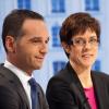Bei der Wahl im Saarland erwarten Experten ein Kopf-an-Kopf-Rennen zwischen CDU und SPD, die eine große Koalition anstreben. In Umfragen lagen die Union mit der amtierenden Ministerpräsidentin Annegret Kramp-Karrenbauer an der Spitze und die SPD mit ihrem Spitzenkandidaten Heiko Maas zuletzt exakt gleichauf.