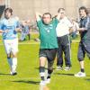 Pfuhls Interimstrainer Peter Pfistermeister (rechts) beobachtet seinen Spieler Halit Tiryaki beim Einwurf. Am Ende stand für sein Team ein 3:2-Erfolg gegen Holzheim (links Jonas Angerer). 