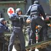 Spezialeinsatzkräfte der Polizei sichern in einem simulierten Szenario die Rettung eines Verletzten.