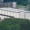 Luftbild des Kernkraftwerks Gundremmingen: Im Bild das Zwischenlager. Dieses soll nun mit einer zehn Meter hohen, 85 Zentimeter dicken und 210 Meter langen Stahlbetonmauer zusätzlich gesichert werden.