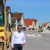 Bürgermeister Wilhelm Rehklau ist froh, dass die Baustelle nach 20 Monaten bald endet. Die Gemeinde hat alle Randbereiche neu gestaltet. 