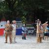 Reinhold Summer in der Rolle des Indianerhäuptlings Wicasa-Zuya mit Woife Berger als Old Shatterhand und Matthias M. als Winnetou im diesjährigen Stück "Die Rückkehr zum Silbersee".