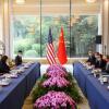 US-Außenminister Antony Blinken (r) und sein chinesischer Amtskollege Qin Gang (l) sitzen sich mit ihren Delegationen im Pekinger Staatsgästehaus Diaoyutai gegenüber.