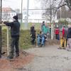 Der Landschaftsgärtner Steffen Pfau (links) pflanzt fachgerecht eine von sieben Linden am alten Sportplatz, unterstützt wurde er von den Freizeit-Volleyballern im TSV sowie einigen engagierten Uttinger Bürgern.  