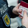 Die für 650 Kilometer Grenze zuständige Bundespolizei in Rosenheim hat im vergangenen Jahr 9400 Flüchtlinge aufgegriffen - mehr als doppelt so viele wie 2013. 