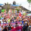 Demonstranten nehmen in Karlsruhe-Durlach an einer Gegendemonstration zu einem Aufmarsch von Rechtsextremen teil.