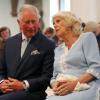 Der britische Thronfolger Prinz Charles und seine Ehefrau Camilla sitzen in der Thomaskirche.
