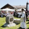 Pater Joshy Augustine aus Leeder weihte das neue Denkmal in Lechmühlen und betonte, dass Johann Baptist Baader seine Talente zu Ehren Gottes einesetzt habe.