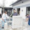 Eine Plastik aus Mauersteinen fertigten gestern (von links) Achim Kerth, Samir Kerqeli und Andreas Kapfenstein im Rahmen der YouZ-Ausstellung „Schwingungen“.