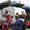 Beim Ehrentanz der Schäffler vor dem Rathaus in Dinkelscherben nahmen die Clowns die örtliche Prominenz als Familie Schäffler auf die Schippe.