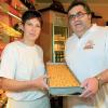 Bäckermeister Michael Tschirch und Kollegin Ina Junge aus der Bäckerei Tschirch in Nieder Neundorf bei Görlitz  dürfen wie alle anderen weiter Schlesischen Streuselkuchen backen.