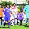 Mit den Nachwuchsspielern der VfR-G-Jugend an der Hand kamen die Spieler der beiden Mannschaften auf das Feld. Angeführt wurden sie von dem Schiedsrichtergespann um Stefan Treiber (rechts). Fotos (4): Xaver Habermeier