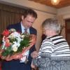Oberbürgermeister Frank Kunz dankte Franziska Schädlich für ihren 24-jährigen Einsatz als Vorsitzende bei der Seniorenvereinigung Steinheim  	
