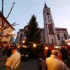 Der Nikolausmarkt in Weißenhorn lockt immer zahlreiche Besucher aus der Region an. Er findet ab Donnerstag auf dem hübsch beleuchteten Kirchplatz statt. 	