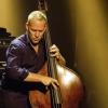 Das Bassist Avishai Cohen (links) gehört zu den Höhepunkten des diesjährigen Jazzsommers. 