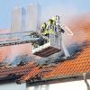 Das Dachgeschoss eines Reihenhauses in der Scheppacher Mühlstraße hat aus bisher ungeklärter Ursache Feuer gefangen. Den Sachschaden gab die Polizei vorläufig mit etwa 80000 Euro an.  