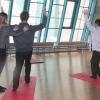 Mit Yoga kann man Stress am Arbeitsplatz besser wegstecken. Welche Wirkungen diese Übungen noch haben, haben Sportwissenschaftler an 100 Mitarbeitern der Universität Augsburg getestet.  	 	