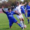 Zwei Protagonisten des Absteigerduells Donauwörth (in weiß Dominik Marks) gegen Holzkirchen (Patrick Michel), das mit einem 2:2 endete. 	 	