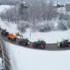 Zu Beginn der Protestwoche startet ein Traktoren -und LKW-Konvoi nach München. Etliche Landwirte und Spediteure blockieren mit ihren Fahrzeugen die beiden Kreisverkehre an der A96.