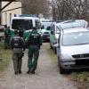 Polizeibeamte durchsuchen  am Donnerstagnachmittag einen Hof in Friedberg. Zwei Monate nach dem Augsburger Polizistenmord wurde hier offenbar einer der beiden mutmaßlichen Täter festgenommen. 