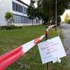 Mit rot-weißem Absperrband und Warnschildern wird vor einem Betreten des Schulgeländes in Kutzenhausen gewarnt.