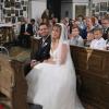 Vor voll besetzten Kirchenbänken haben Steffi und Stephan Finkenzeller in der Wallfahrtskirche Maria Birnbaum den göttlichen Segen für ihre Ehe empfangen.