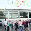 Hoch flogen vor der Denklinger Grundschule die bunten Luftballons mit den guten Wünschen.