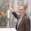 Mesner Ralf Lelewel zündet in der der Erlöserkirche in Offenhausen eine Kerze an. Er arbeitet dort seit 40 Jahren im Nebenamt. 
