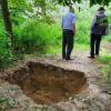 In diesem Loch in einem Gehölz nahe Holzkirchen bei Ehekirchen wurde die Leiche einer 34-jährigen Frau vergraben.