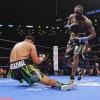 WBC-Weltmeister Deontay Wilder (rechts) schlug seinen Herausforderer Dominic Breazeale zu Boden. Damit war der Kampf der beiden US-Amerikaner nach 2:17 Minuten wieder vorbei.