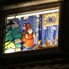 Ein stimmungsvolles Bild aus der letztjährigen Adventsfensteraktion in Kellmünz. Auch dieses Jahr werden wieder 24 Fenster im Ort leuchten.