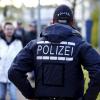 In der Augsburger Innenstadt haben am Wochenende mehrere Männer randaliert. Teils wurden danach auch Polizisten beleidigt.