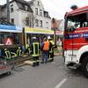 Feuerwehr im Einsatz: Dienstagfrüh war eine Straßenbahn der Linie 2 in der Ulmer Straße aus den Gleisen gesprungen. Ein auf dem Gleiskörper liegender Gegenstand war schuld. 