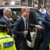 Prinz Harry auf dem Weg zum Gericht in London.