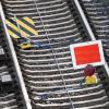 Ein rotes Schild sperrt ein Gleis der Bahnstrecke Mannheim-Frankfurt am Bahnhof Lampertheim.