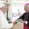 Weihbischof Anton Losinger, überreicht Papst Franziskus eine Broschüre über die Katholische Universität Eichstätt-Ingolstadt. 	 	