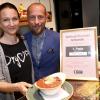 Andrea Elisabeth Kusanc und ihr Mann Münir führen gemeinsam das Restaurant Mom’s Table, das sie im Oktober 2016 eröffnet haben. Nach dem Augsburger Zukunftspreis, den sie im Jahr 2017 gewannen, gewannen sie nun den Wettbewerb der WeltverbEsserer.  	 	