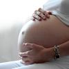 Schwangere mit einem erhöhten Risiko, sich mit Corona anzustecken, dürfen jetzt selbst entscheiden, ob sie geimpft werden.