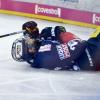 Bei den Eisbären läuft es noch nicht rund. Hier liegt Berlins Thomas Oppenheimer verletzt auf dem Eis.