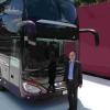 Der neue Setra Doppelstockbus S 531 DT feierte seine Weltpremiere am Stuttgarter Fernsehturm. Vor dem Fahrzeug steht Hartmut Schick, Chef der Daimler-Bussparte. 