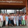 Bei der Hallertauer Hopfentour der Garten- und Naturfreunde aus Denklingen wurde auch das Hopfenmuseum besichtigt. 	