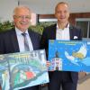 Lions Präsident Torsten Strehle stellte Landrat Hubert Hafner, der wieder die Schirmherrschaft für das Projekt übernommen hat, den druckfrischen Jubiläumskalender vor. 	 	 	