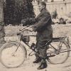 Dornstadts damaliger Pfarrer Franz Ries um das Jahr 1940 auf seinem Veloziped (Fahrrad mit Hilfsmotor).  	