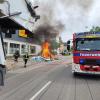 In der Neuburger Straße in Augsburg ist am Montagnachmittag die Ladung eines Mülllasters in Brand geraten. Die Besatzung kippte den Haufen auf eine Bushaltestelle.